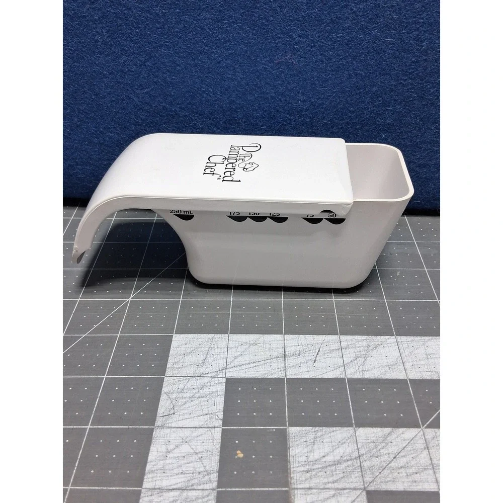 Pampered Chef Adjustable Measuring Cup White 1 Cup 250 ml Plastic Kitchen Tool
